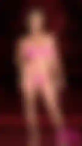 Déesse humiliatrice en latex rose vidéo complète.