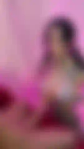 En train de sucer et de baver sur une grosse bite avec mon maquillage de clown et mes gros seins à l'air.