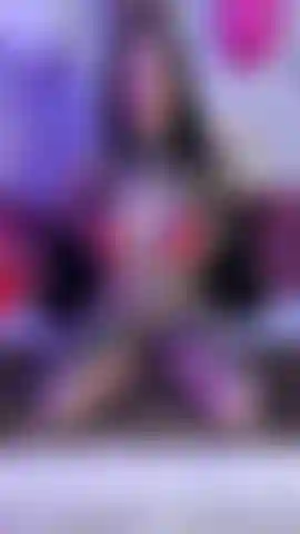 Visage ahegao & seins rebondissants en teasing dans un bikini string rouge & une combinaison en résille.
