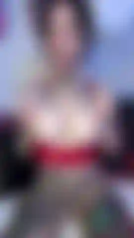 Maquillage de clown ahegao avec rebond de seins (sans pixels).