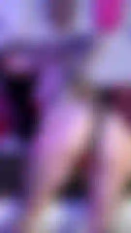 Bave pendant que j'écarte et claque mes fesses pour toi dans un bikini string rouge et une combinaison en résille. 🍑 (Pas de pixels).