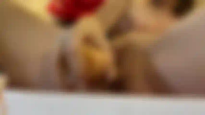 Je baise ma chatte et je gémis.