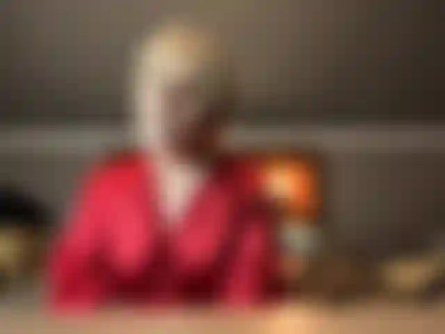 J'essaie d'expliquer à quoi ressemble ma chambre/vivre :).