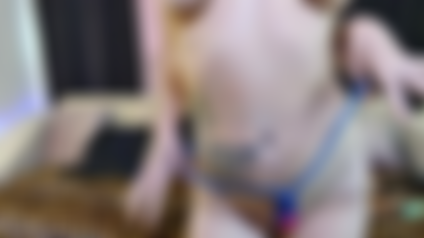 Une strip-teaseuse briseuse de ménage.