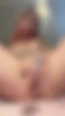 Gros plan doigté – regarde-moi caresser, jouer et doigter ma petite chatte serrée pendant que je gémis et me fais jouir pour toi ! J'adore la voir mouillée et juteuse ;).