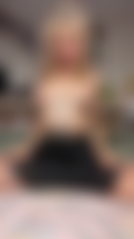 Viens jouer avec moi papa - juste allongée dans mon lit, super excitée, portant une jupe noire moulante et rien d'autre en attendant que tu viennes me rejoindre et détruire ma petite chatte rose, viens la toucher ?