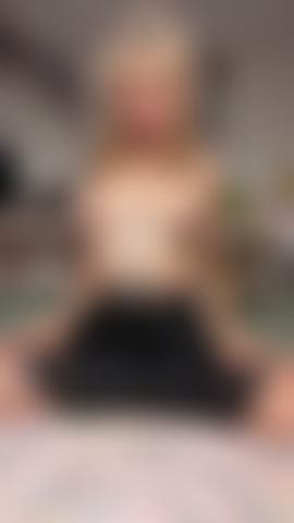 Viens jouer avec moi papa - juste allongée dans mon lit, super excitée, portant une jupe noire moulante et rien d'autre en attendant que tu viennes me rejoindre et détruire ma petite chatte rose, viens la toucher ?