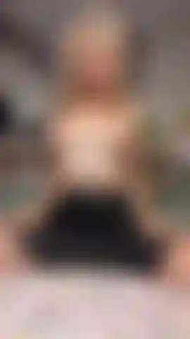 Viens jouer avec moi papa - juste allongée dans mon lit, super excitée, portant une jupe noire moulante et rien d'autre en attendant que tu viennes me rejoindre et détruire ma petite chatte rose, viens la toucher ?