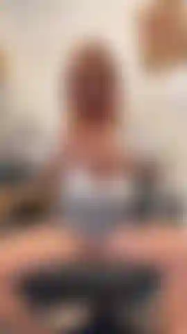 Je baise mes seins avec un gode - je parie que tu aimerais que ce soit ta bite qui baise mes petits pendant que je crache dessus et que je la rende bien bâclée, prête à ce que tu la fourres dans ma gorge !