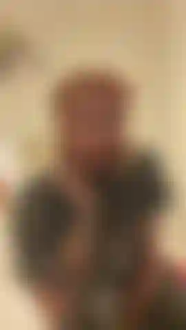 Regarde-moi m'accroupir sur ton visage - hé esclave, je viens de finir la salle de sport donc je suis bien en sueur. Tu restes allongée là pendant que j'enlève mon pantalon et m'accroupis juste devant ton visage, t'exposant mes deux trous, qu'en ferais-tu ?!