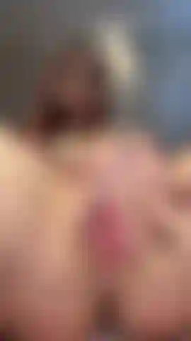 Je joue avec ma chatte en gros plan ! Regardez-moi écarter ma petite chatte serrée pour vous pendant que je me frotte et me doigte dans différentes positions. Assurez-vous d'avoir votre son si vous voulez entendre à quel point elle est mouillée ! Je jouis tellement fort dans celle-ci !