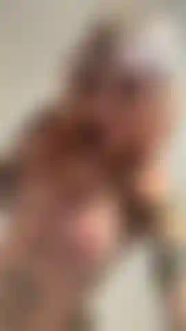 Je joue avec ma chatte sous la douche - rejoins-moi sous la douche alors que je deviens vraiment excitée et commence à jouer avec ma chatte, j'aimerais que tu puisses me rejoindre et me pencher ici !