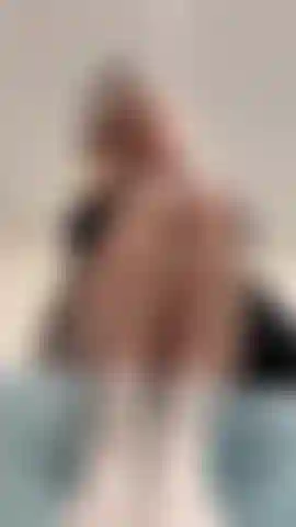 Les pieds taquinent - regardez-moi enlever mes chaussettes puantes après une longue journée d'université et mettre mes orteils dans votre visage pour que vous les suciez ;).