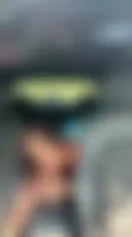 Fellation dans la voiture.