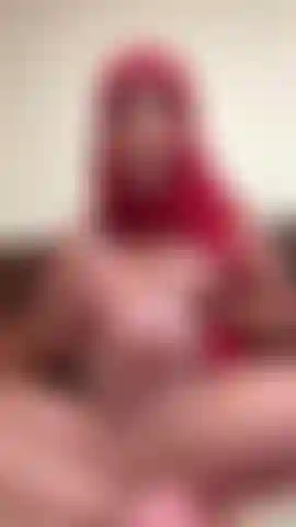 Hijabi adoration de gros seins naturels ! Filmé verticalement, 3 minutes 27 secondes ;).