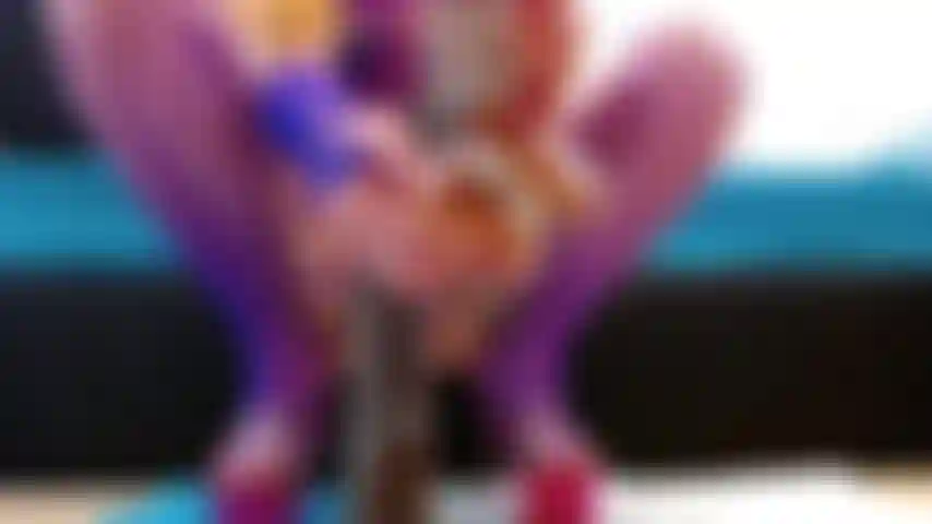 Une bite en cage contre une bbc.