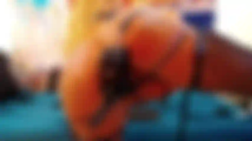 Je joue avec la chatte et le plug anal.