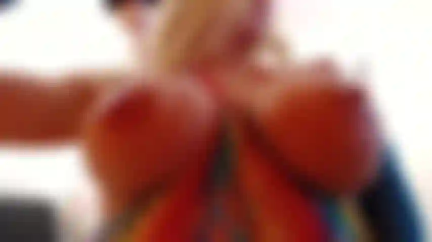 Bbc se frotte les seins.