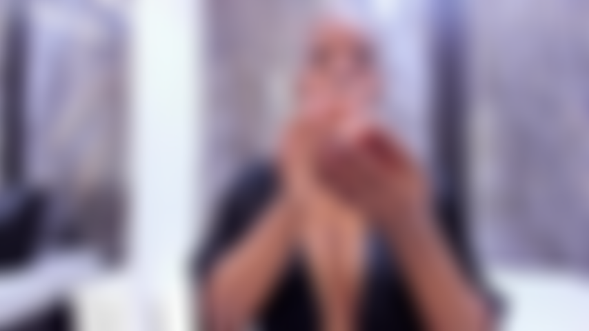 N'arrête pas de chanter.