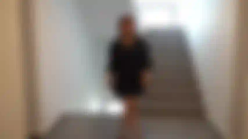 Taquine et me déshabille.