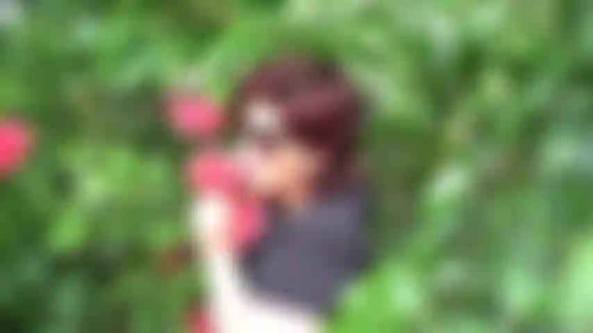 Une femme sexy qui fume en voiture.