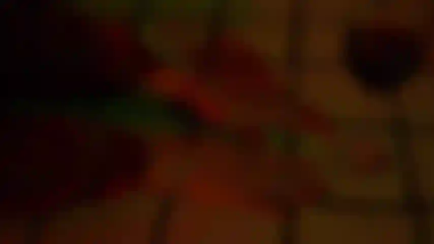 Fumant une soirée chaude dans la cuisine.