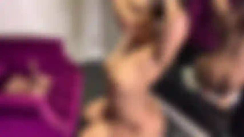 Chevauchant un gode sur le trône.