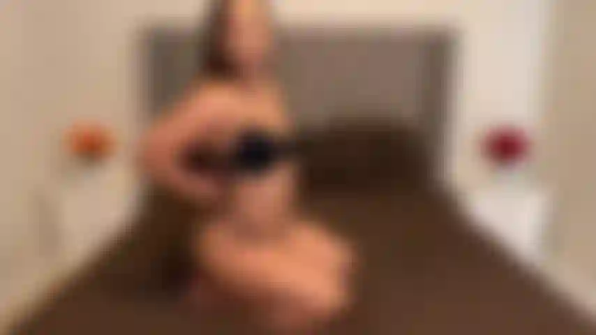 Le strip tease mène à la baise missionnaire.