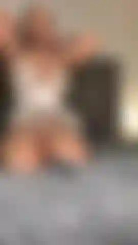 J'adore sucer des bites blanches.