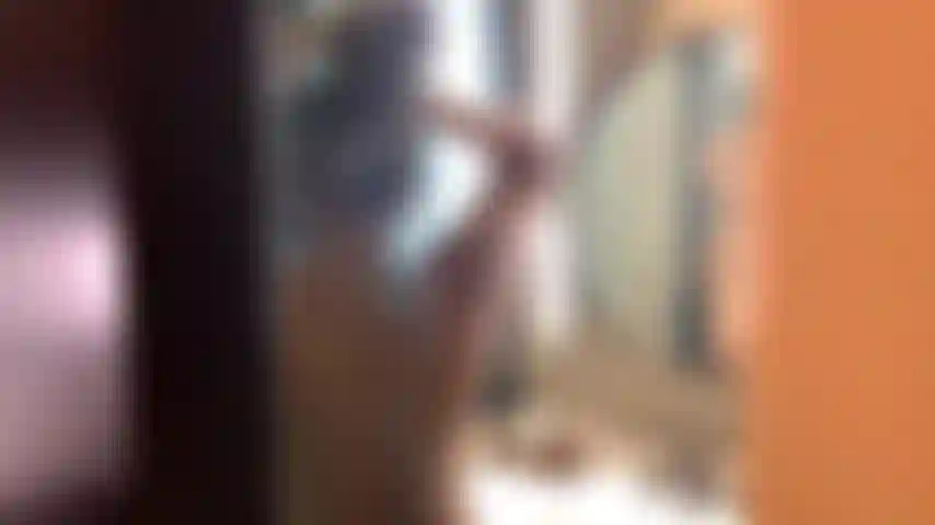 Un voyeur pendant que je suis sous la douche.