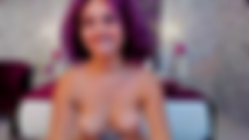 J'étais tellement excitée que j'avais besoin de quelque chose de plus profond… je l'ai enfoncée lentement, en palpant chaque centimètre, et j'ai fini par gémir de pur plaisir. Tu veux me voir me défoncer le cul comme une bonne coquine ? Cette vidéo est pour toi…