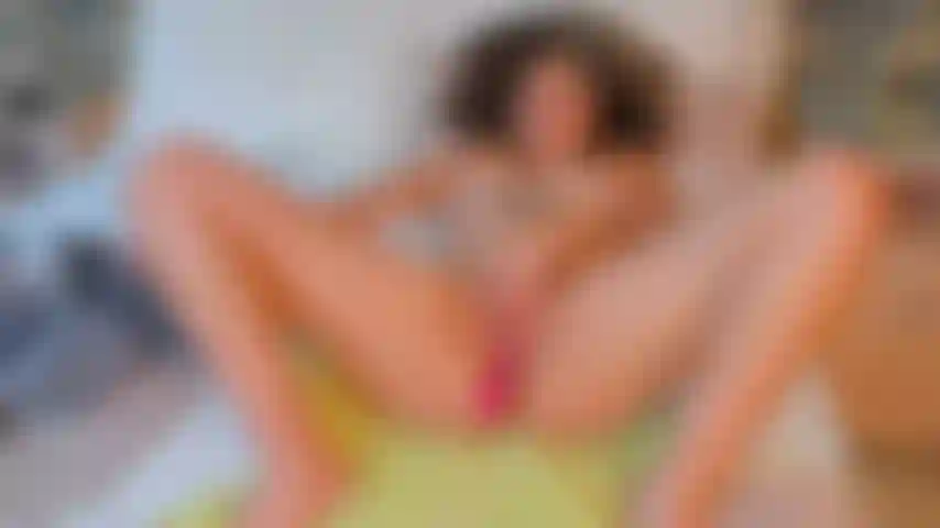 Pendant que je joue avec ma chatte, je ne peux pas m'empêcher de penser à toi. J'espère juste que tu viendras profiter de ce moment érotique avec moi. Imaginez ce que ce serait de ressentir la chaleur de ma peau et l'humidité de mon désir.