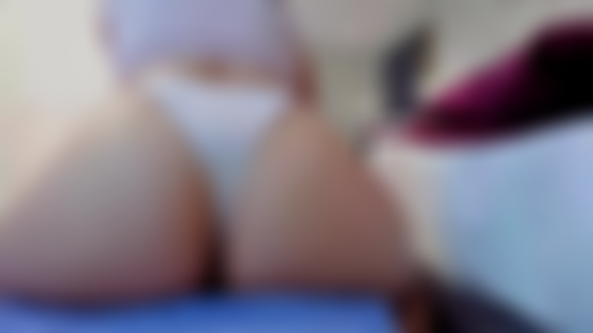 Je m'allonge sur le dos, j'écarte largement les jambes et je te laisse voir comment je me touche. Mon cul bouge à chaque gémissement... Et je finis toute mouillée, incapable de me retenir plus longtemps.