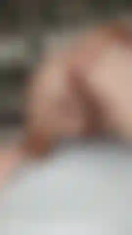 Je sens que tu ouvres ma chatte par derrière, ta bite glisse dans ma chatte si humide. En levrette, je veux que tu me baises jusqu'à ce que mes jambes tremblent et que mes gémissements remplissent la pièce. Ne t'arrête pas, donne-moi tout ce que tu as.