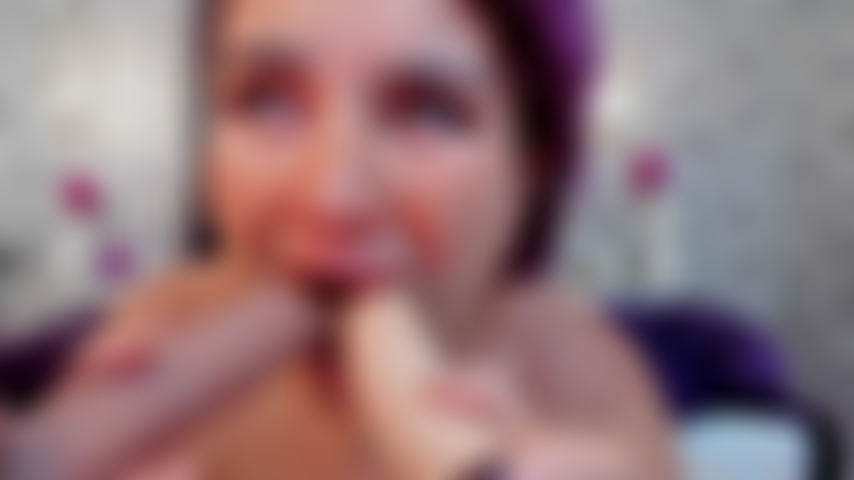 Aujourd'hui j'ai été coquine... Et je ne me suis pas contentée d'une seule. Tu me vois à genoux, avec deux godes dans mes mains, les léchant, les suçant, jouant avec eux comme une fille très affamée.