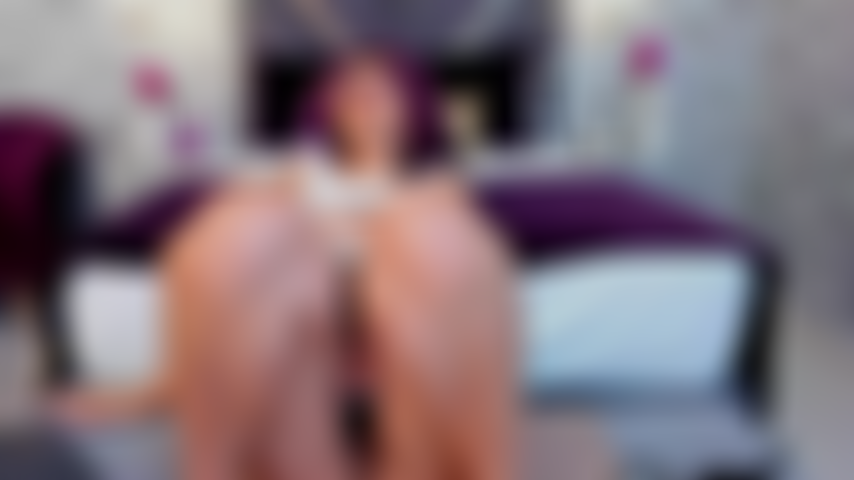 Tellement mouillée que le vibromasseur entre et sort délicieusement. Chaque vibration me fait mordre les lèvres tandis que mes jambes tremblent. Je ne peux pas m'arrêter... J'aime la sensation de lui me remplissant, me faisant en vouloir plus à chaque pulsation. Je suis tellement excitée que j'ai du mal à penser. Veux-tu que je baise ?