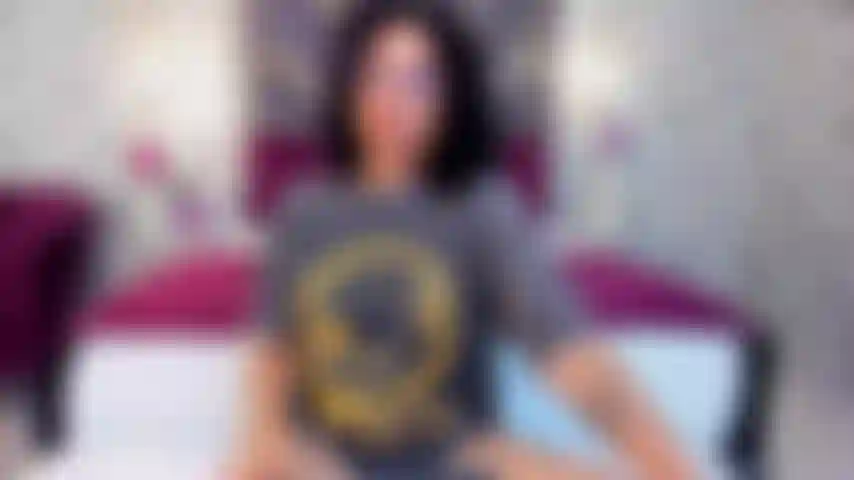 Ma chatte est tellement humide que j'ai besoin de mon vibromasseur maintenant, chaque vibration m'excite davantage. Je me touche comme si tu étais là, observant chaque détail, me désirant, vas-tu me regarder jouir pour toi ?