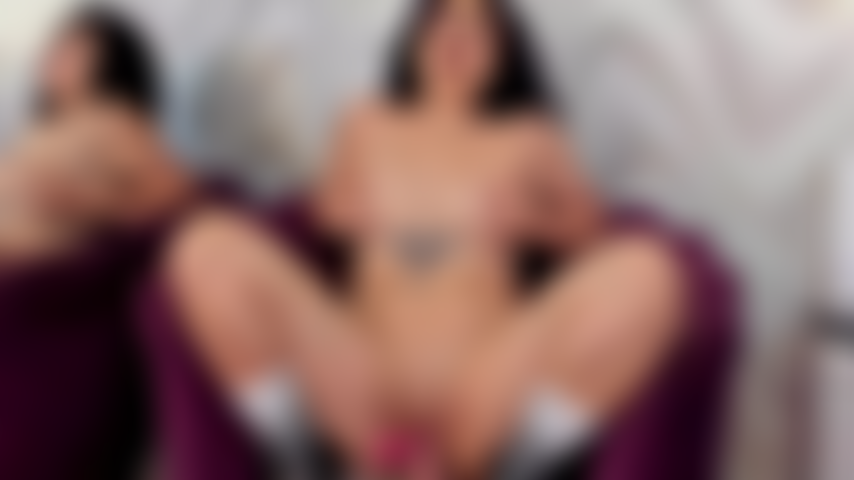 Mon corps bouge avec rythme et désir... Je saute sur cette bite dure, humide, excitée et non-stop jusqu'à ce que nous éclations tous les deux de plaisir.