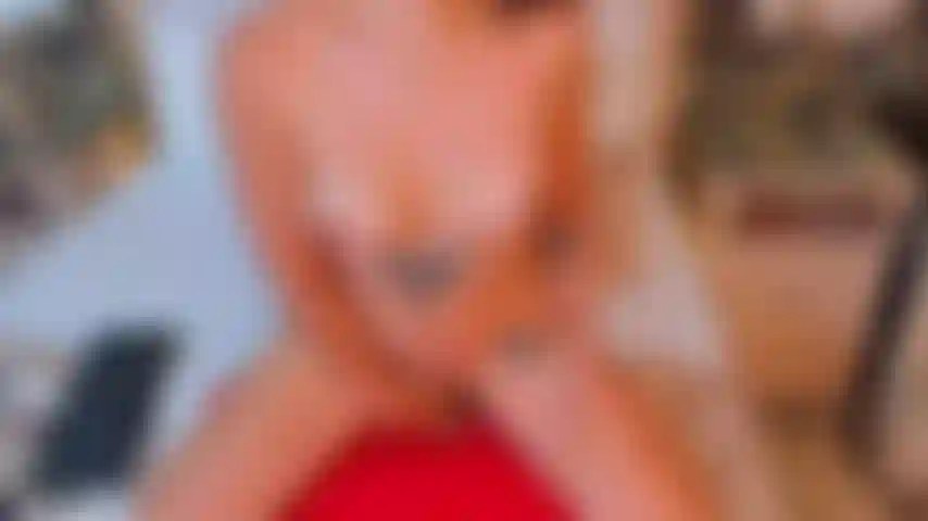 Peux-tu imaginer regarder mes beaux seins rebondir pendant que je chevauche ta bite dure. Je sens chaque frôlement de ma peau contre la tienne alors que nos corps sont mouillés de tant de sueur, nous atteignons ensemble le sommet de l'extase.