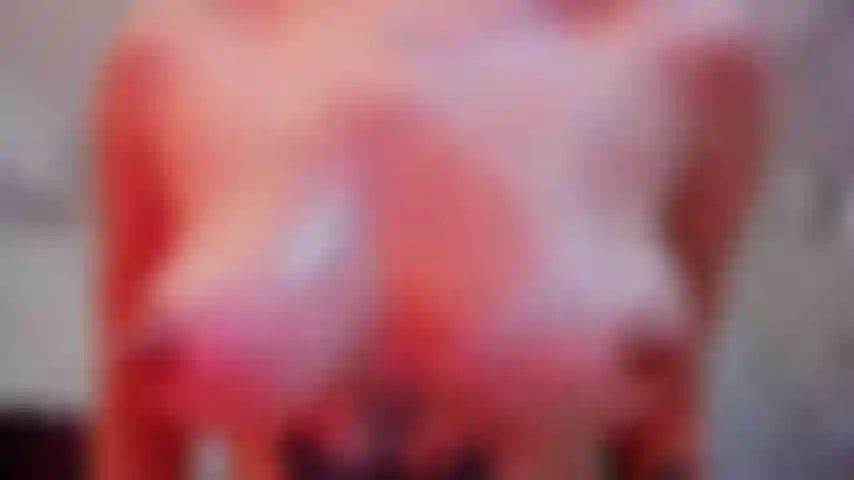 Mouille-moi partout avec ta langue, fais trembler mon corps de plaisir.