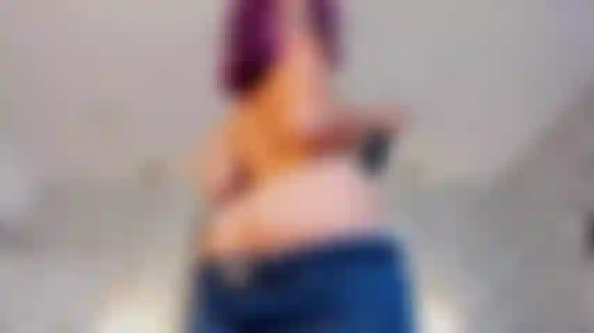 Je danse un slow avec toi ! Je danse un slow avec toi, les yeux fixés sur toi, bougeant mes hanches juste pour faire bander ta bite.