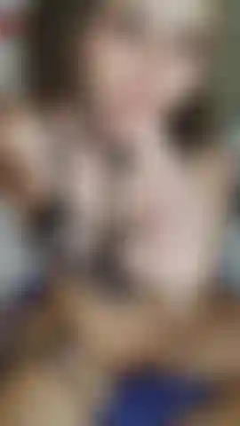 D'abord je veux goûter ta bite dans ma bouche, lécher et sucer chaque centimètre jusqu'à ce que tu sois sur le point d'exploser, ensuite, je veux que tu baises ma chatte ouverte profondément, mais ce que je veux vraiment, c'est sentir ton sperme chaud remplis ma bouche pendant que tu me regardes avec désir.