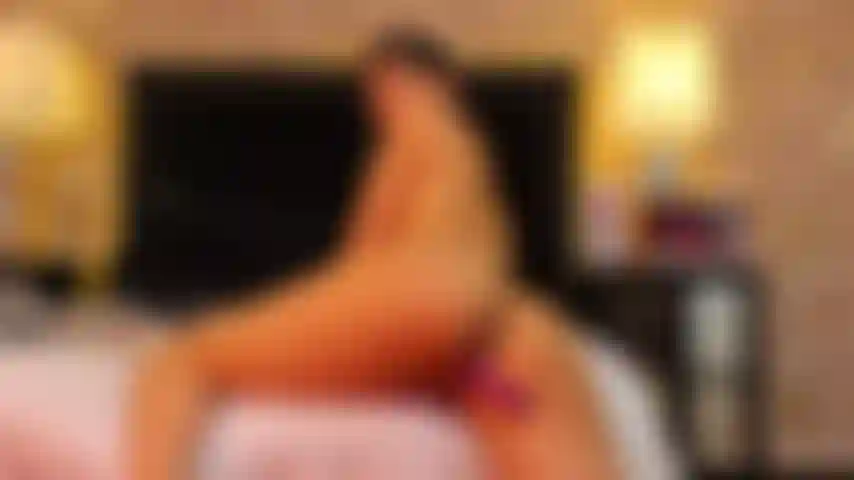 Je donne une fessée et je joue avec ma chatte.