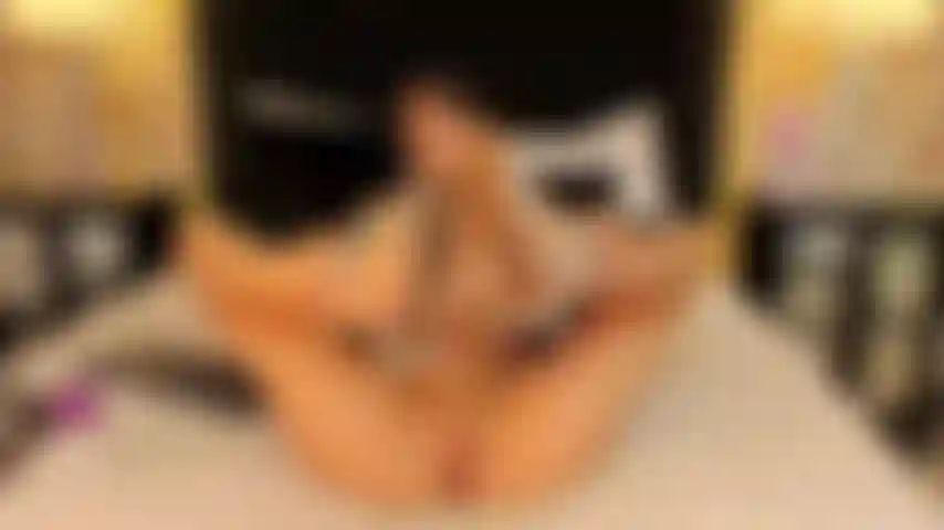 Des talons et une chatte juteuse.