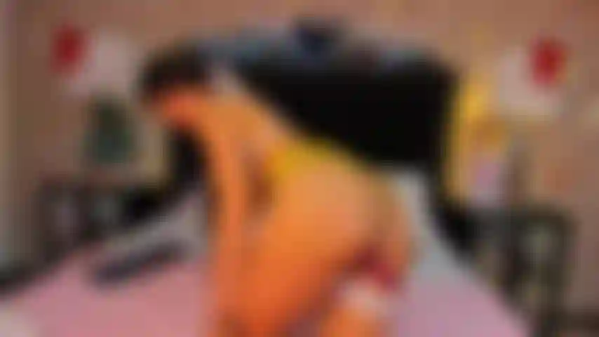 Ta fille douce et excitée et sa chatte mouillée.