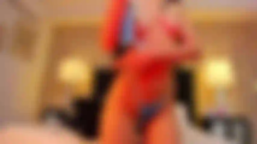 Je mets de la crème sur tout mon corps et je joue avec ma chatte, je stimule mon cul.