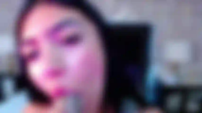 Le modèle latina HollyLincon baise sa chatte parfaite et suce son jouet.