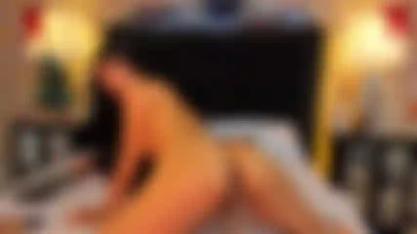 Je joue avec mon cul et ma chatte.