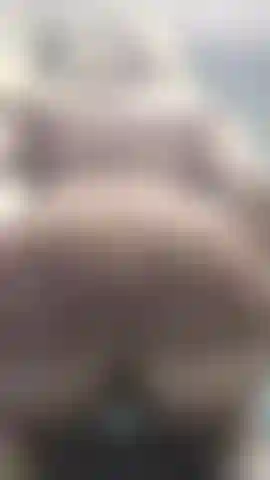 Je me déshabille en robe d'été et je me masturbe jusqu'à ce que je jouisse.