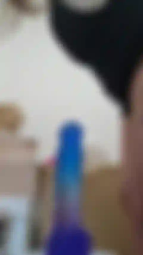 Je chevauche mon gode au travail, vue sur le cul.